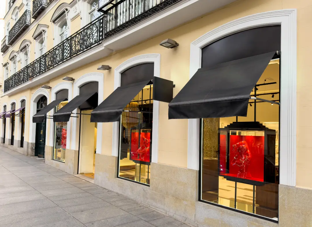 Façade vitrine de magasin en aluminium sur mesure à Saint-Fulgent